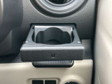運転席助手席には収納式のドリンクホルダーがあります。使用時以外は収納しておくことで運転席回りがよりスッキリしてくれます。