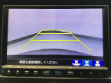 【バックカメラ】運転が苦手な方も車庫入れラクラクです!ギアをリバースに入れれば自動的に切り換わりますので、面倒な操作は不要です♪狭い駐車場もお車を傷つけず安心ですね!