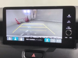 リバースギアに入れるだけで後方の表示へ切り替わります。夜間や雨の日の駐車も楽になりますよ。