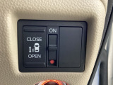 左側電動スライドドアは運転席からでも操作ができるように、ハンドル付近に開閉の操作スイッチが付いています。