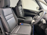 ゆったりと座れる運転席シートですのでストレスなく運転が出来ますよ!