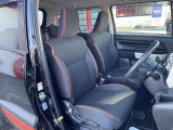 【運転席】運転席やその他のシートに座っていただき、エンジンをかけていただく事も可能です。