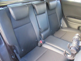 後部座席のお写真です。後席の方もゆったりおくつろぎいただけます♪