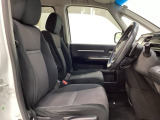 座面も厚みがあり背もたれも高く、広い足元にゆったり座れるシートです。運転席と助手席の間が空いている為、助手席側への移動がスムーズです。交通量の多い道でも助手席側から乗り降りができます。