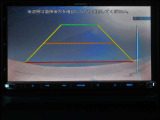 〔バックカメラ〕ギアをバックに入れると画面に自動的に後方映像が映し出され確認可能です。車庫入れなどの際に安全確認が出来て安心ですね。