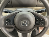 ハンドルにHondaセンシング系のクルーズコントロールやレーンキープアシストなどのスイッチと、オーディオの操作スイッチが装備されています。ハンドルから手を離さず安全に操作できます。
