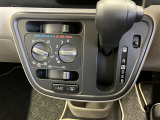 エアコンの操作パネルとシフトレバーをインパネに集約して、足元が広く使えるようになっています!扱いやすいマニュアルエアコン!