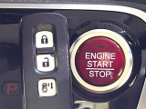 【Hondaスマートキー】カバンやポケットに入れたままでもドアの施錠・解錠が可能なスマートキーを装備。エンジンのオン・オフ時もカギを取り出す必要が無いからとっても便利です♪