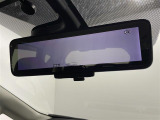 【デジタルルームミラー】車両後方カメラの映像をルームミラーに映すことが出来ます。 そのため、後席に人や荷物があって後方が見えづらい場合でもしっかり視界を確保することが出来ます。
