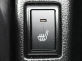 運転席シートには、シートヒーターが付いてるので、寒い時期にはありがたい装備です。
