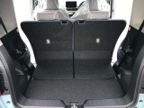 座席を倒すと広々とした空間が広がり、たくさんのお荷物を積込む事ができます。