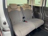 後部座席も気になるようなキズ・汚れやへたり等、大きなダメージはなく、良好な状態です。