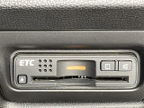 【ETC】有料道路を利用する際に料金所で停止することなく通過できる、ETC車載器(ノンストップ自動料金収受システム機器)が装備されています。セットアップを行うことで利用可能になります。