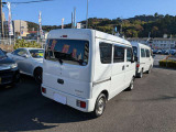明るく元気なスタッフが1台1台丁寧に内外装クリーニング、点検・整備を行っております。