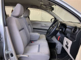 前席はベンチシート!運転席助手席間の移動ができます!小物入れを兼ねたひじ掛け付!