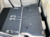 後部座席を倒すと、これだけの広さがあります。荷物が多い時でも安心です!