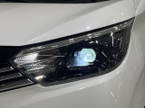 【LEDヘッドライト】悪天候や夜間走行時も良好な視界を確保し安心して運転できる高輝度LEDヘッドライトを装備!点灯速度が早く、消費電力も抑えられています。