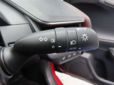 スイッチをオートに設定しておけば、車外の明るさに応じて自動的にヘッドランプを点灯・消灯します。夕暮れ時やトンネルの続く山道などを走行する時に便利なコンライトを装備しています。
