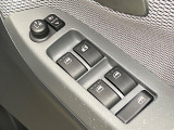 【電動格納ミラー】サイドミラーは電動格納式となっており、狭い駐車場でもキズがつくリスクを抑えられます。