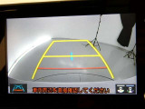 【バックカメラ】バックカメラ装着車です。バックする時に、後方の様子をナビ画面に表示します!慣れない駐車場での駐車や、せまい場所での車庫入れの時も、安全確認OK!思いがけずコツン!なんて事も防げますヨ