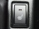 運転席シートには、シートヒーターが付いてるので、寒い時期にはありがたい装備です。