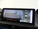 【全周囲モニター】車を上空から見下ろしたような映像をカーナビ画面に映し出し、車庫入れや縦列駐車をサポートしてくれます。