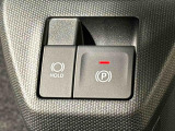 指先だけで簡単に操作が可能な電動パーキングブレーキを採用。「HOLD」スイッチを押すと、渋滞や信号待ちなどでブレーキペダルから足を離しても、ブレーキを保持するので安心です