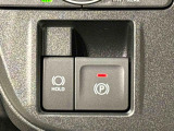 指先だけで簡単に操作が可能な電動パーキングブレーキを採用。「HOLD」スイッチを押すと、渋滞や信号待ちなどでブレーキペダルから足を離しても、ブレーキを保持するので安心です