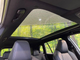 【ガラスルーフ】ガラスルーフ搭載で車内の解放感が一気にアップ!開放的なドライブをお楽しみいただけます。