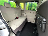 後部座席も気になるようなキズ・汚れやへたり等、大きなダメージはなく、良好な状態です。