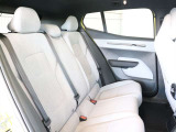 後席も一般的なコンパクトカーと比べて十分な広さがあります 床下にバッテリーを搭載するためややフロアが高いですが、センタートンネルが無いため中央の座席でも足元が快適です