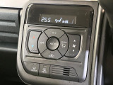 【オートエアコン】一度お好みの温度に設定すれば、車内の温度を検知し風量や温度を自動で調整。暑い&hellip;寒い&hellip;と何度もスイッチ操作をする必要はありません。快適な車内空間には必須の機能ですね♪