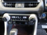 左右独立温度コントロールフルオートエアコンです。運転席、助手席それぞれで独立して温度設定ができます。冷え性の方が乗っても安心ですね♪