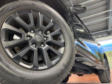 【純正18インチアルミホイール】外観にマッチした純正アルミホイールを装着しております。各種社外アルミホイールや、スタッドレスタイヤも取扱いしております。是非ご相談ください♪