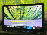 【バックカメラ】駐車時に後方がリアルタイム映像で確認できます。大型商業施設や立体駐車場での駐車時や、夜間のバック時に大活躍!運転スキルに関わらず、今や必須となった装備のひとつです!