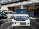 納車時にガラス系コーティングを無料施工しております。猫も爪が立たずに滑って落ちてしまう!と評判です。お車がツルツルになりますよ。