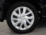 ホイールは車のデザインにマッチした専用タイプです。