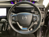 ハンドルにHondaセンシング系のクルーズコントロールやレーンキープアシストなどのスイッチと、オーディオの操作スイッチが装備されています。ハンドルから手を離さず安全に操作できます。