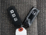 ◆スマートキー◆カギをバッグやポケットに入れたままでもドアロックの開閉ができる『スマートキー』付き!雨天や暗くなってもカギを取り出す必要がなくドアの開錠&エンジンも始動できます