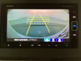 バックでの車庫入れも安心です! リアカメラが付いているバックモニター付のナビを装備しております。操作線もついており距離感も画面から確認できます。