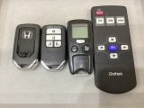 スマートキー付きですからドアロックの開閉およびエンジンスタートが楽々です。電動スライドドアの開け閉めもボタンで操作できます。加えて、純正リモコンエンジンスターター用の操作キーもついています。