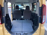 後席を全て倒して、荷物専用のスペースにした状態です。これなら長いものも積めますし、ご旅行や趣味に活用できますね。