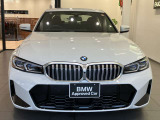 【BMWの伝統-1】BMWの特徴的な&ldquo;キドニーグリル&rdquo;は、80年以上続く伝統の形でございます。変わらないこだわりのデザインが、プレミアムブランド&ldquo;BMW&rdquo;を創り出します。