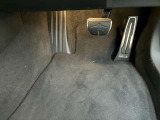 【ペダル】BMWはオルガン式アクセルペダルを採用しています。踏み込む足とペダルが同じ軌跡を描くため、かかとがずれにくく、アクセルコントロールがよりしやすくなるメリットがあります。
