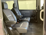 2列目シートは、前後にスライドする左右の座席が独立しているキャプテンシートです。真ん中の通路から3列目へ乗ることができます。センターピラーには乗り降りに便利なアシストグリップがあります。