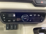 オートエアコンがついてますので、簡単操作で快適に過ごせます。リア熱線のスイッチの中にサイドミラーヒーターも入っています。パネル内のシートヒータースイッチは前席の左右別々に2段階で温度設定ができます。