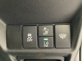 Hondaセンシング用の、VSA(ABS+TCS+横滑り抑制)解除とレーンキープアシストシステムのメインスイッチなどはハンドルの右側に装備しています。