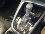 シンプルでとても使いやすいフロアシフトに、パーキングブレーキは電子制御パーキングブレーキです。