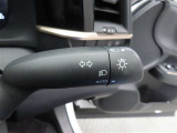 スイッチをオートに設定しておけば、車外の明るさに応じて自動的にヘッドランプを点灯・消灯します。夕暮れ時やトンネルの続く山道などを走行する時に便利なコンライトを装備しています。