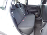 後部座席も大きな擦れもなく状態良好です。